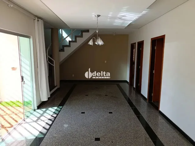Imagem: A casa possui 5 Dormitórios, 2 Suítes, 5 Banheiros, 4