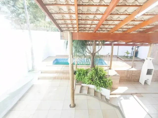 Imagem: Casa Residencial com 5 Quartos Disponível