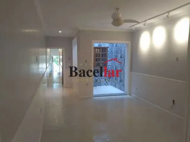 Imagem: Casa de Rua - Duplex / Residencial / Cidade