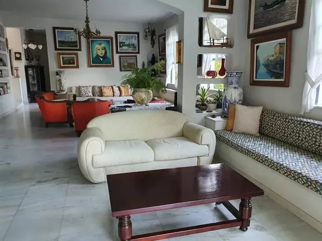 Imagem: A casa possui 4 Dormitórios, 3 Suítes, 5 Banheiros,