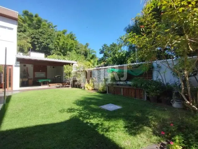 Imagem: A casa possui 4 Dormitórios, 4 Suítes, 1 Banheiro, 240m²