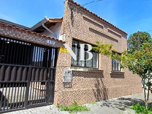 Imagem: A casa possui 5 Dormitórios, 1 Suíte, 4 Banheiros, 2