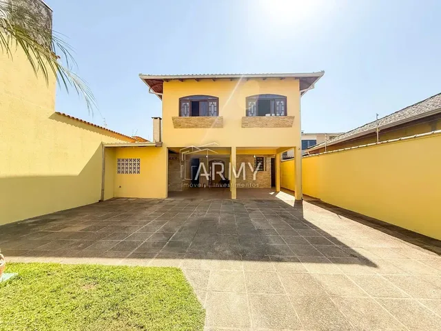 Imagem: A casa possui 4 Dormitórios, 3 Banheiros, 2 Vagas na