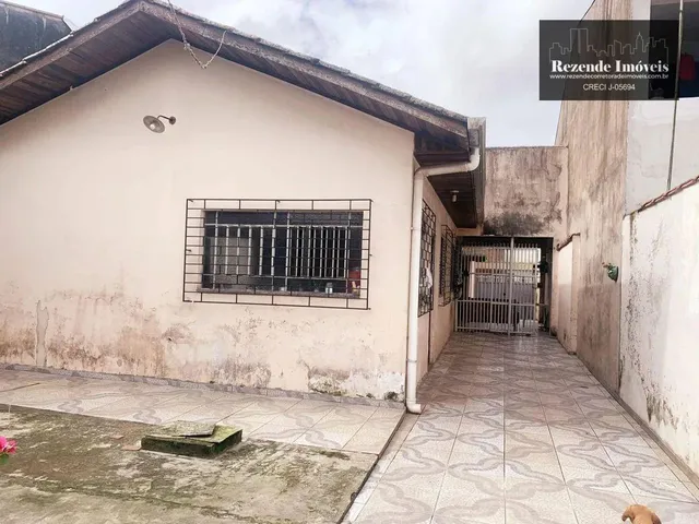 Imagem: A casa possui 3 Dormitórios, 1 Suíte, 2 Banheiros, 4