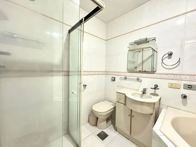 Imagem 2: Casa Térrea com Ático e 5 Quartos para Venda no Bairro Seminário Curitiba
