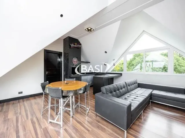 Imagem 11: Casa de Alto Padrão com 3 Dormitórios e Espaço Gourmet em Santo Inácio, Curitiba