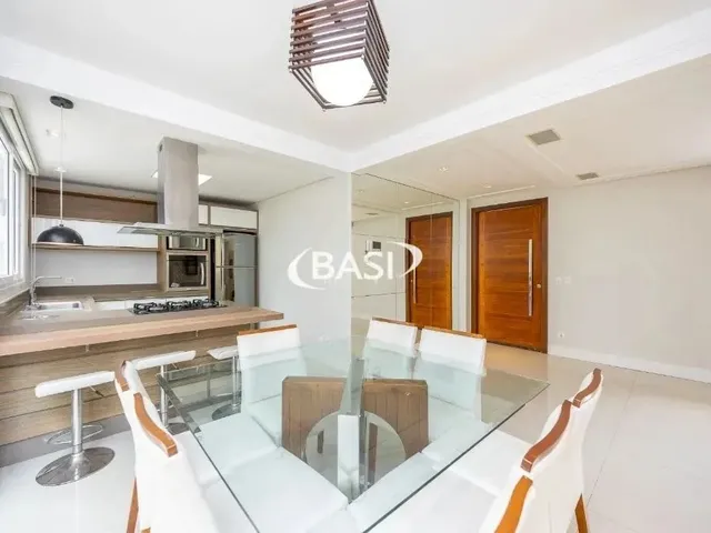 Imagem 4: Casa de Alto Padrão com 3 Dormitórios e Espaço Gourmet em Santo Inácio, Curitiba