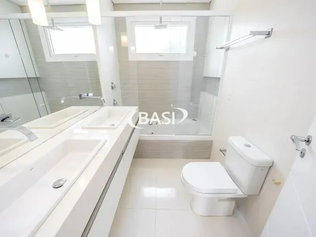 Imagem 3: Casa de Alto Padrão com 3 Dormitórios e Espaço Gourmet em Santo Inácio, Curitiba