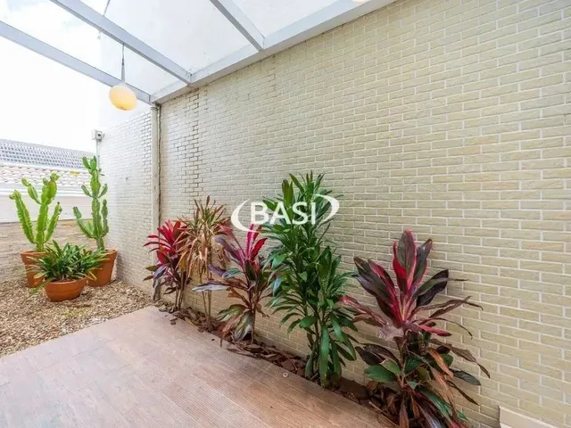Imagem 14: Casa de Alto Padrão com 3 Dormitórios e Espaço Gourmet em Santo Inácio, Curitiba