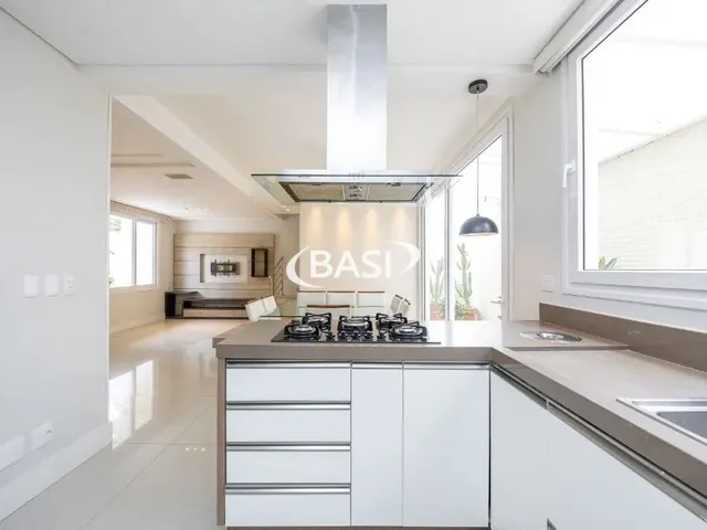 Imagem 13: Casa de Alto Padrão com 3 Dormitórios e Espaço Gourmet em Santo Inácio, Curitiba
