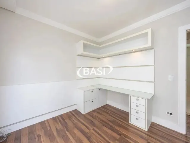 Imagem 7: Casa de Alto Padrão com 3 Dormitórios e Espaço Gourmet em Santo Inácio, Curitiba