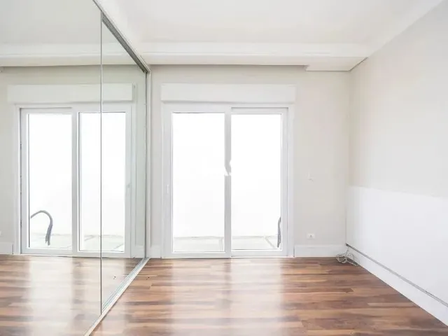 Imagem 6: Casa de Alto Padrão com 3 Dormitórios e Espaço Gourmet em Santo Inácio, Curitiba