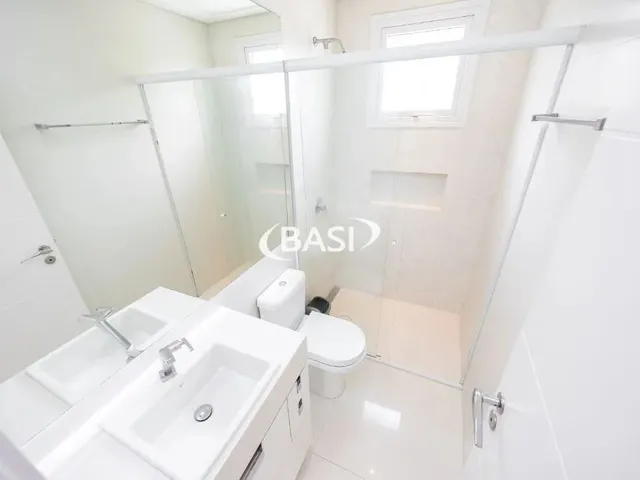 Imagem 16: Casa de Alto Padrão com 3 Dormitórios e Espaço Gourmet em Santo Inácio, Curitiba
