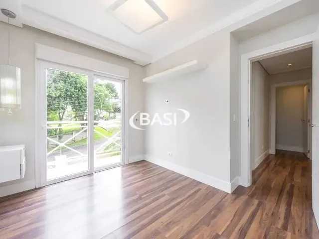 Imagem 5: Casa de Alto Padrão com 3 Dormitórios e Espaço Gourmet em Santo Inácio, Curitiba