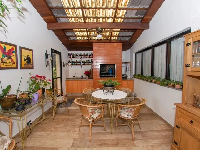 Imagem 2: Casa Térrea, 04 Suítes, 06 Vagas, Amplo Jardim, Batel, Curitiba