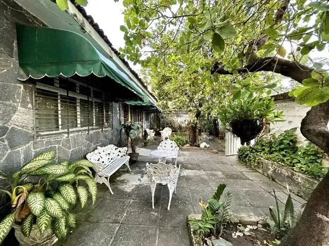 Imagem: A casa possui 5 Dormitórios, 5 Banheiros, 3 Vagas na