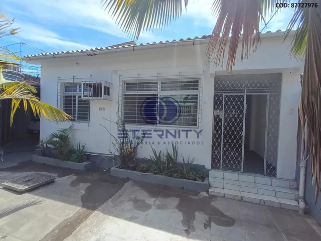 Imagem: A casa possui 3 Dormitórios, 2 Banheiros, 2 Vagas na