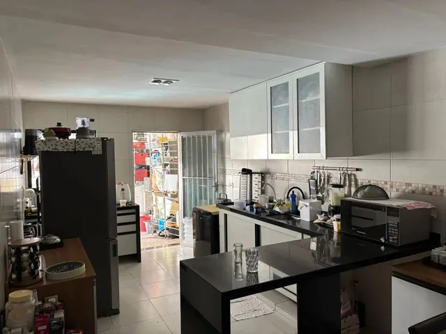 Imagem: A casa possui 2 Dormitórios, 1 Suíte, 2 Banheiros, 2