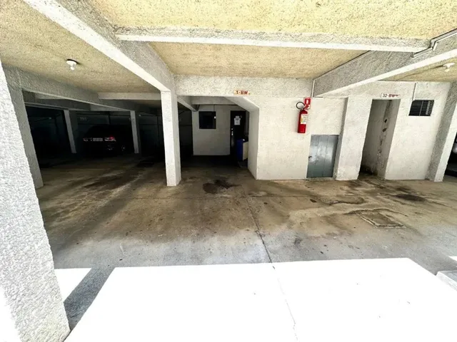 Imagem 9: Apartamento com 2 Quartos À Venda por R$ 380000.00, 67.70 M2 - Agua Verde - Curitiba/Pr