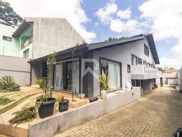 Imagem: Casa com Jardim e 5 Dormitórios À Venda