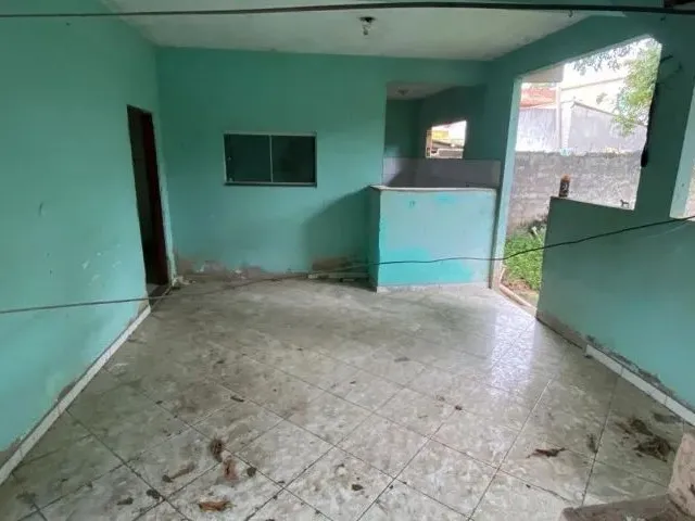 Imagem: A casa possui 2 Dormitórios, 1 Banheiro, 2 Vagas na