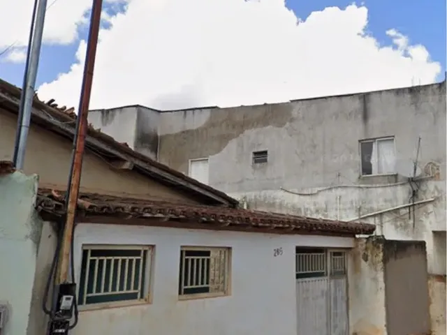 Imagem: A casa possui 3 Dormitórios, 1 Banheiro, 1 Vaga na