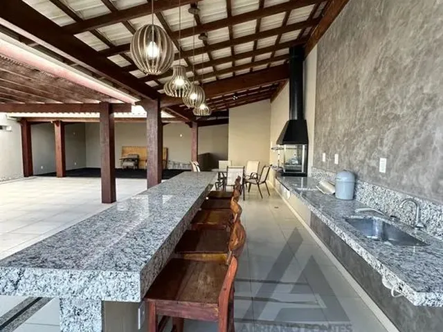 Imagem 2: Casa de Condomínio Moderna com 4 Quartos e Piscina