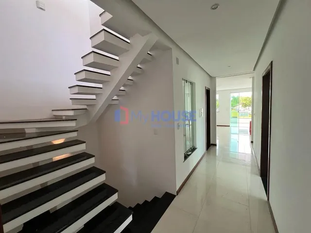 Imagem: Casa À Venda, Dispondo de 5/4 Sendo Duas