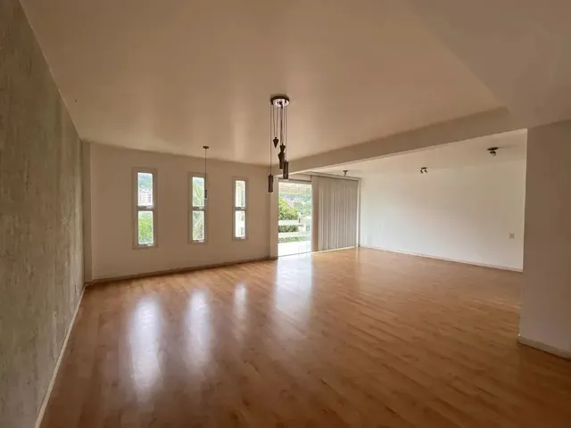 Imagem 1: Jo646A - Excelente Casa com 3 Quartos (Reversível para 4) com 244 M² em São Francisco