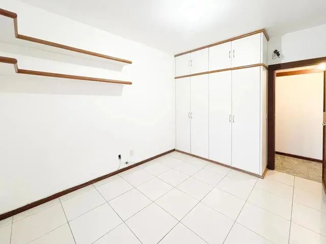 Imagem 6: Pituba Apto Grande 201M2 com 4 Quartos 2 Suites 2 Dependencias 2 Garagens e Infraestrutura