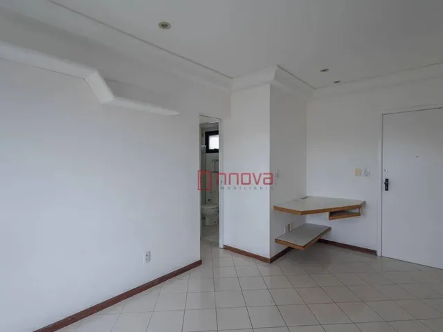 Imagem 13: Aluga Apartamento com 1 Quarto Sendo Suíte, Varanda, Armários, Andar Alto, Ótima
