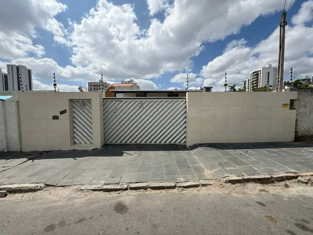Imagem: A casa possui 3 Dormitórios, 2 Suítes, 3 Banheiros, 5