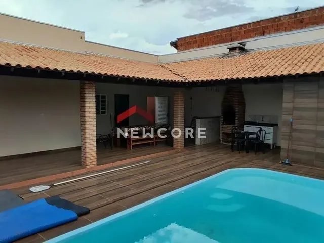 Imagem: A casa possui 3 Dormitórios, 2 Banheiros, 2 Vagas na