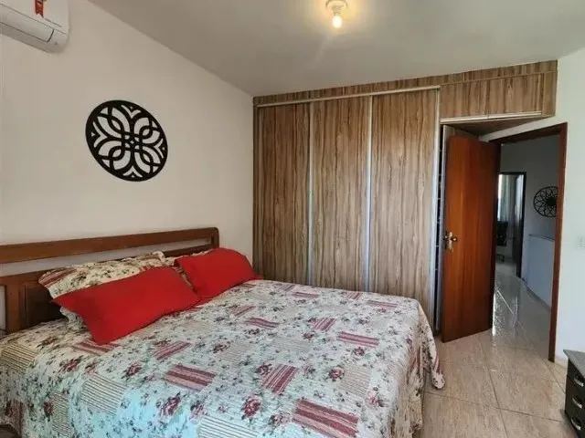 Imagem: A casa possui 3 Dormitórios, 1 Suíte, 2 Banheiros, 3