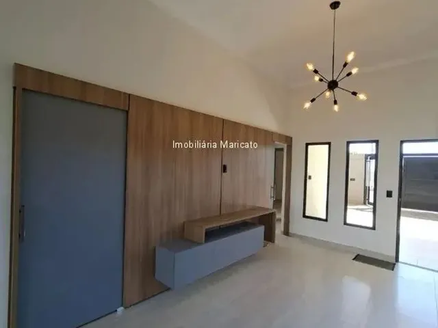 Imagem: A casa possui 3 Dormitórios, 1 Suíte, 2 Banheiros, 2
