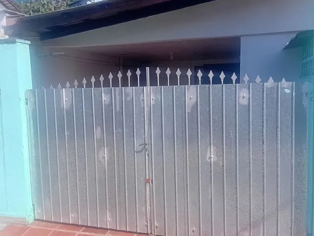 Imagem: A casa possui 1 Dormitório, 1 Banheiro, 1 Vaga na garagem