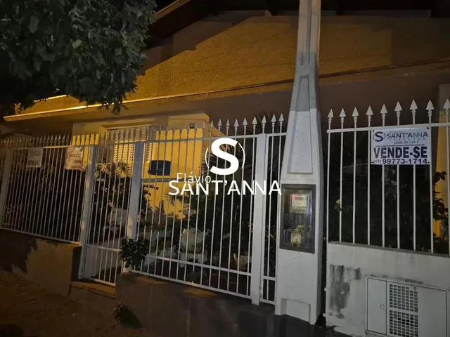 Imagem: A casa possui 5 Dormitórios, 1 Suíte, 2 Banheiros, 2