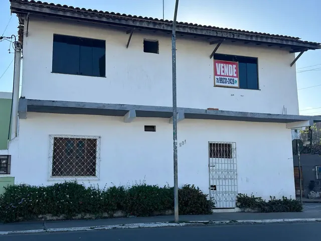 Imagem: Casa com Dois Pavimentos em Frente Ao Portão