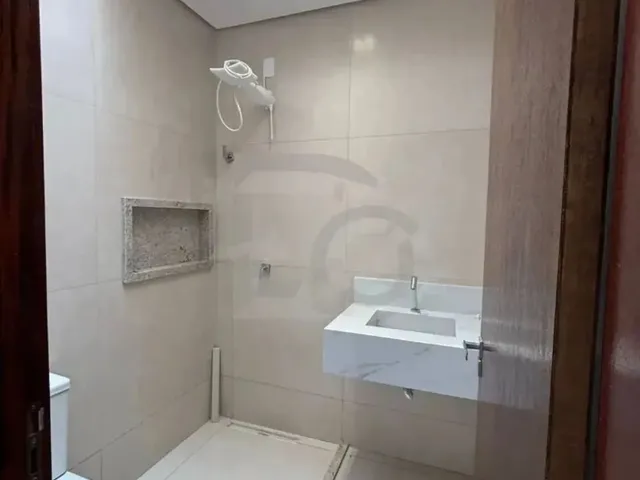 Imagem 2: Maluí Residence: Casa Espaçosa com Sala Ampla, Varanda Integrada e 2 Vagas