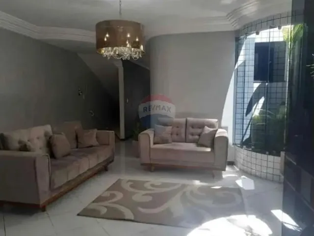 Imagem: A casa possui 3 Dormitórios, 3 Banheiros, 5 Vagas na