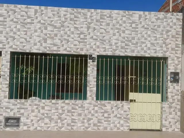 Imagem: A casa possui 3 Dormitórios, 1 Banheiro e está localizado