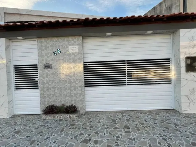 Imagem: A casa possui 4 Dormitórios, 1 Suíte, 2 Banheiros, 2