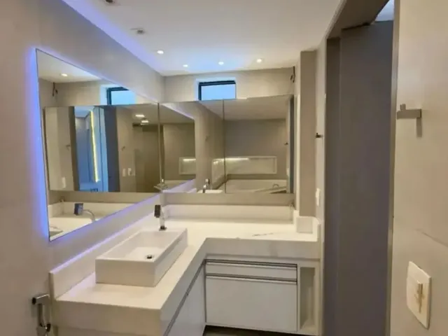 Imagem 15: Alugo Apartamento 3/4 com Vista Mar e Dependência de Serviço ! R$10.000,00