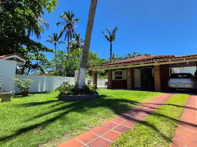 Imagem: A casa possui 2 Dormitórios, 2 Banheiros, 4 Vagas na