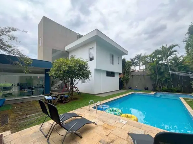 Imagem: Casa de Luxo Integrada À Natureza com Piscina