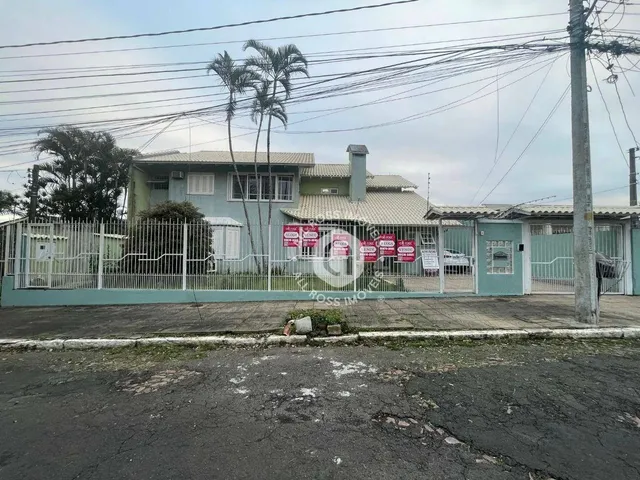 Imagem: A casa possui 4 Dormitórios, 1 Suíte, 3 Banheiros, 5