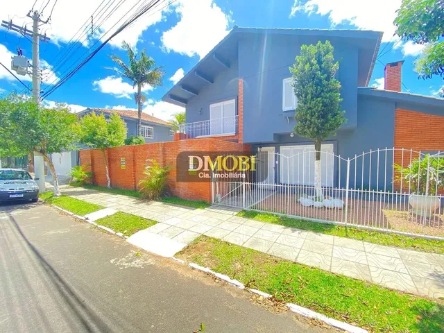 Imagem: A casa possui 3 Dormitórios, 3 Banheiros, 4 Vagas na