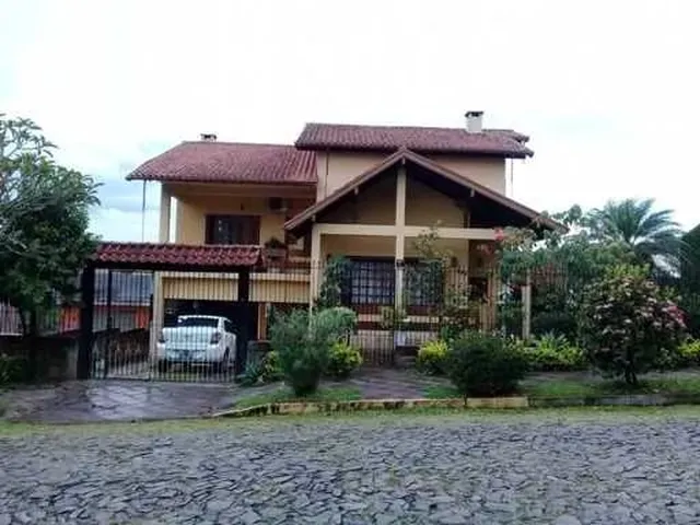 Imagem: A casa possui 3 Dormitórios, 1 Banheiro, 2 Vagas na