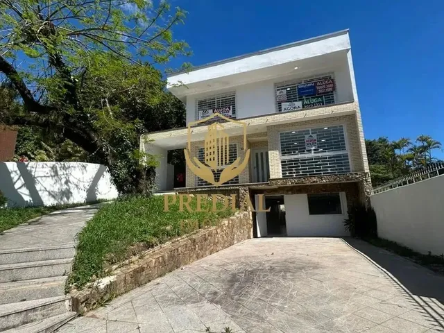 Imagem: A casa possui 5 Dormitórios, 5 Banheiros, 4 Vagas na