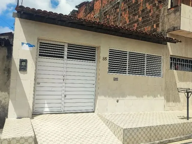 Imagem: A casa possui 3 Dormitórios, 2 Banheiros, 1 Vaga na